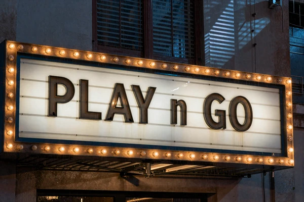 Play n GO Logo Vintage Kino-Marquee Stil mit warmem Gl&uuml;hen