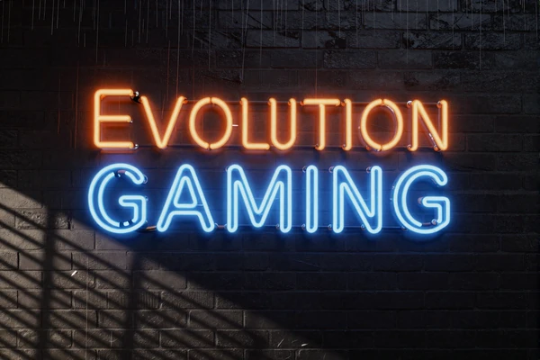 Evolution Gaming Logo als leuchtende Neon-Schrift im Noir-Setting